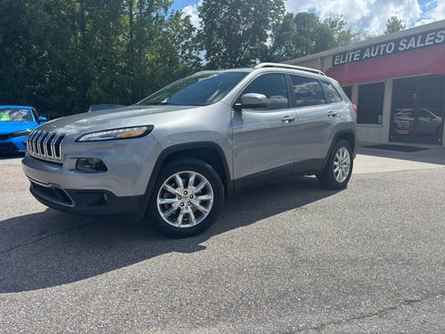 Used 2017 Jeep Cherokee Limited AWD/4WD image 2