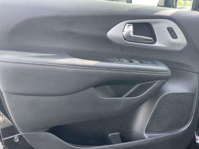 Used 2025 Chrysler Pacifica Limited FWD image 15
