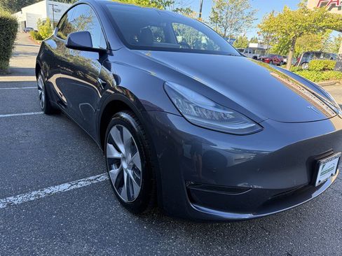 Used 2021 Tesla Model Y Long Range AWD/4WD image 30