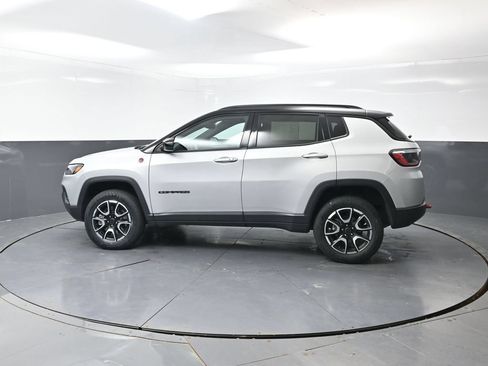 Used 2025 Jeep Compass Trailhawk AWD/4WD image 11