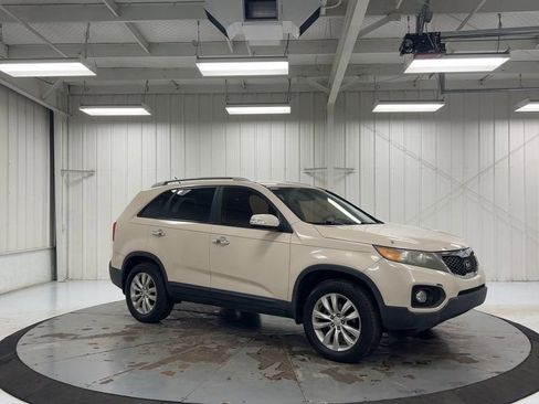 Used 2011 Kia Sorento LX w/ Convenience Pkg image 2