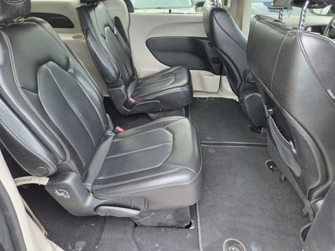 Used 2020 Chrysler Voyager Lxi image 12