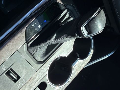 Used 2021 Toyota Highlander Limited image 18