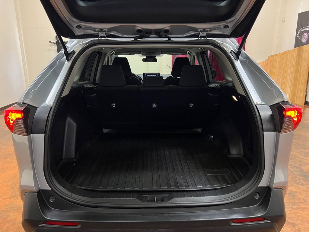 Used 2019 Toyota RAV4 LE FWD image 19