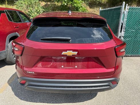 Used 2024 Chevrolet Trax LS FWD image 3