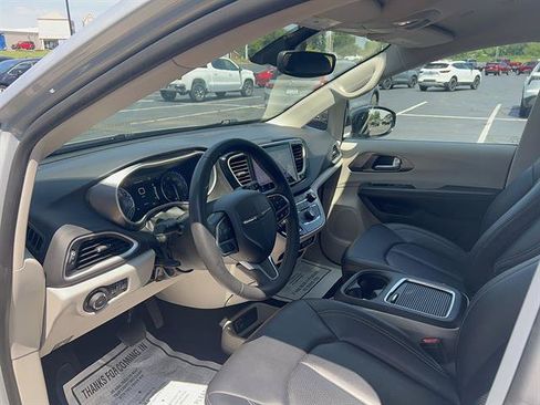 Used 2024 Chrysler Pacifica Touring-L FWD image 12