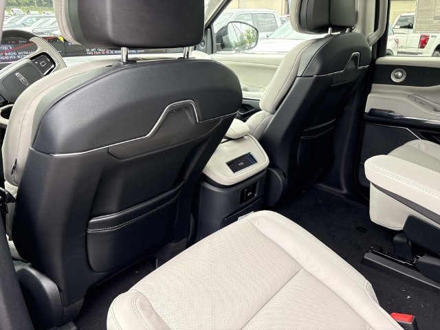 New 2026 Lincoln Navigator L Reserve w/ Jet Appearance Package AWD/4WD image 17