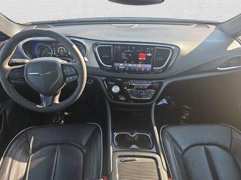 Used 2025 Chrysler Pacifica Limited FWD image 9
