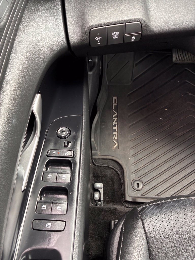 Certified 2025 Hyundai Elantra Limited FWD image 29