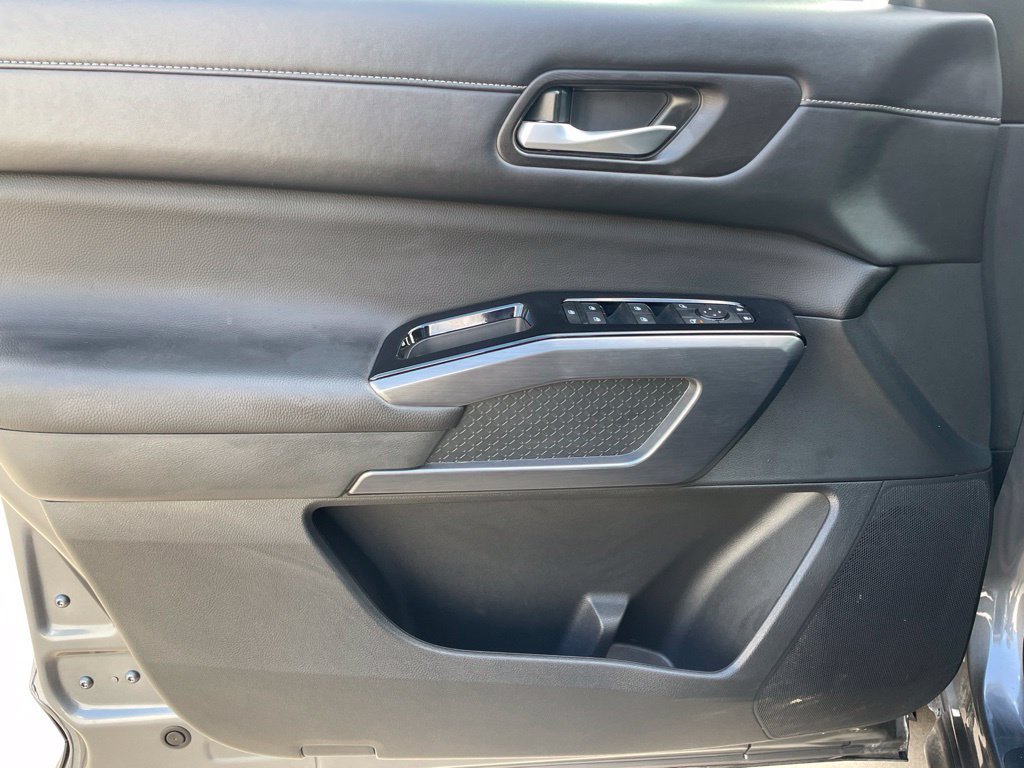 Used 2026 Nissan Pathfinder SL FWD image 16