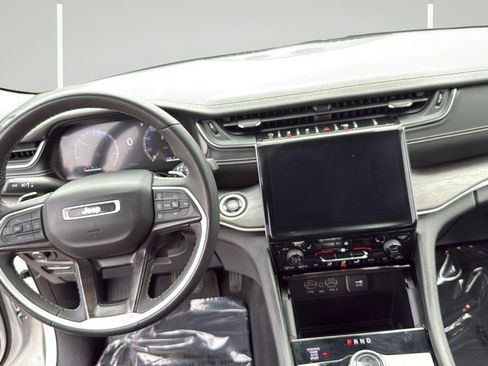 Used 2023 Jeep Grand Cherokee Limited AWD/4WD image 16