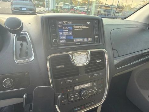 Used 2013 Chrysler Town & Country Touring-L w/ Driver Convenience Group FWD image 23