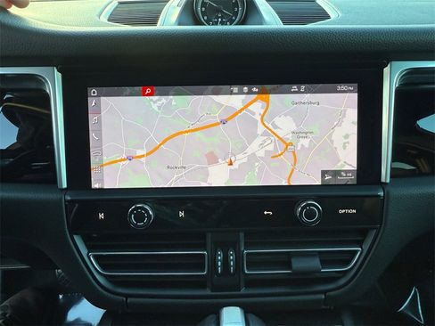 Used 2022 Porsche Macan image 18