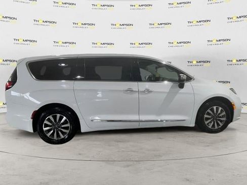 Used 2023 Chrysler Pacifica Limited FWD image 6