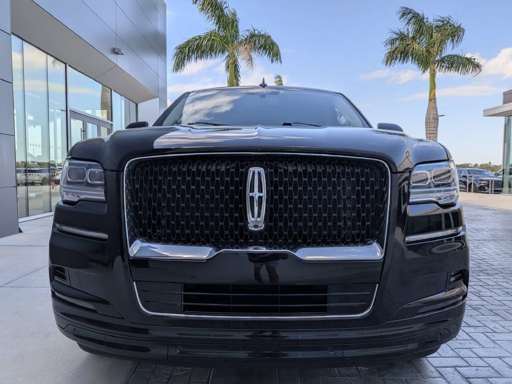 Used 2023 Lincoln Navigator Reserve w/ Monochromatic Package RWD image 8
