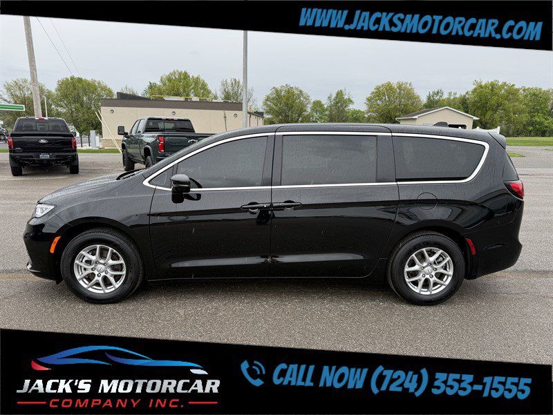Used 2026 Chrysler Pacifica Select FWD image 2