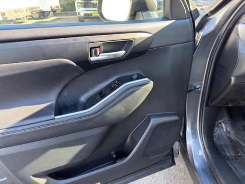 Used 2024 Toyota Highlander LE image 23