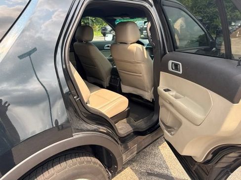 Used 2014 Ford Explorer XLT w/ Equipment Group 202A AWD/4WD image 16