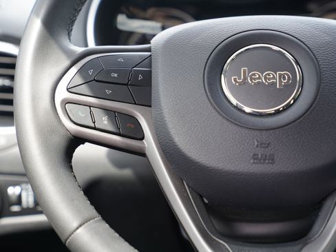 Used 2020 Jeep Cherokee Latitude Plus AWD/4WD image 18