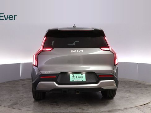 Used 2024 Kia EV9 Light Long Range RWD image 15