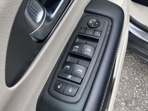 Used 2023 Chrysler Pacifica Touring-L image 16