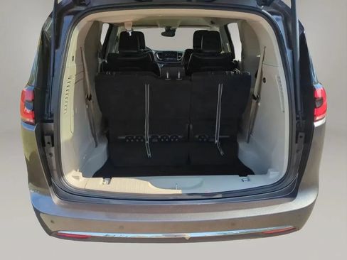 Used 2022 Chrysler Pacifica Touring-L w/ Uconnect Theater Family Group FWD image 25