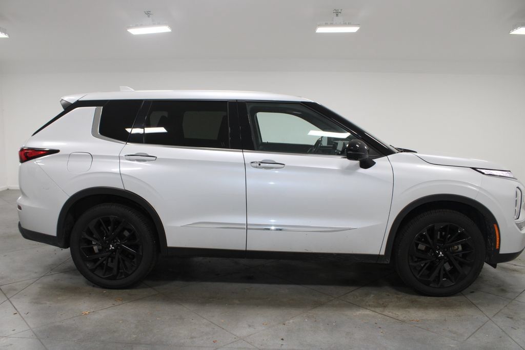 Used 2023 Mitsubishi Outlander SE Black Edition AWD/4WD image 11