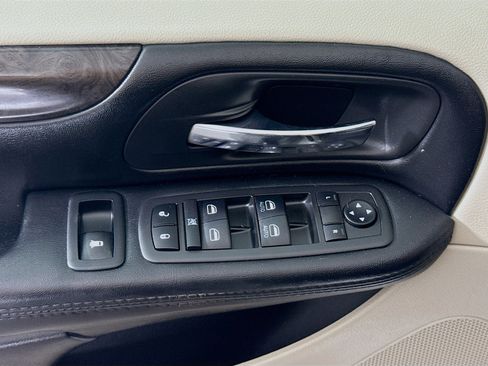 Used 2019 Dodge Grand Caravan SE w/ UConnect Hands-Free Group image 23