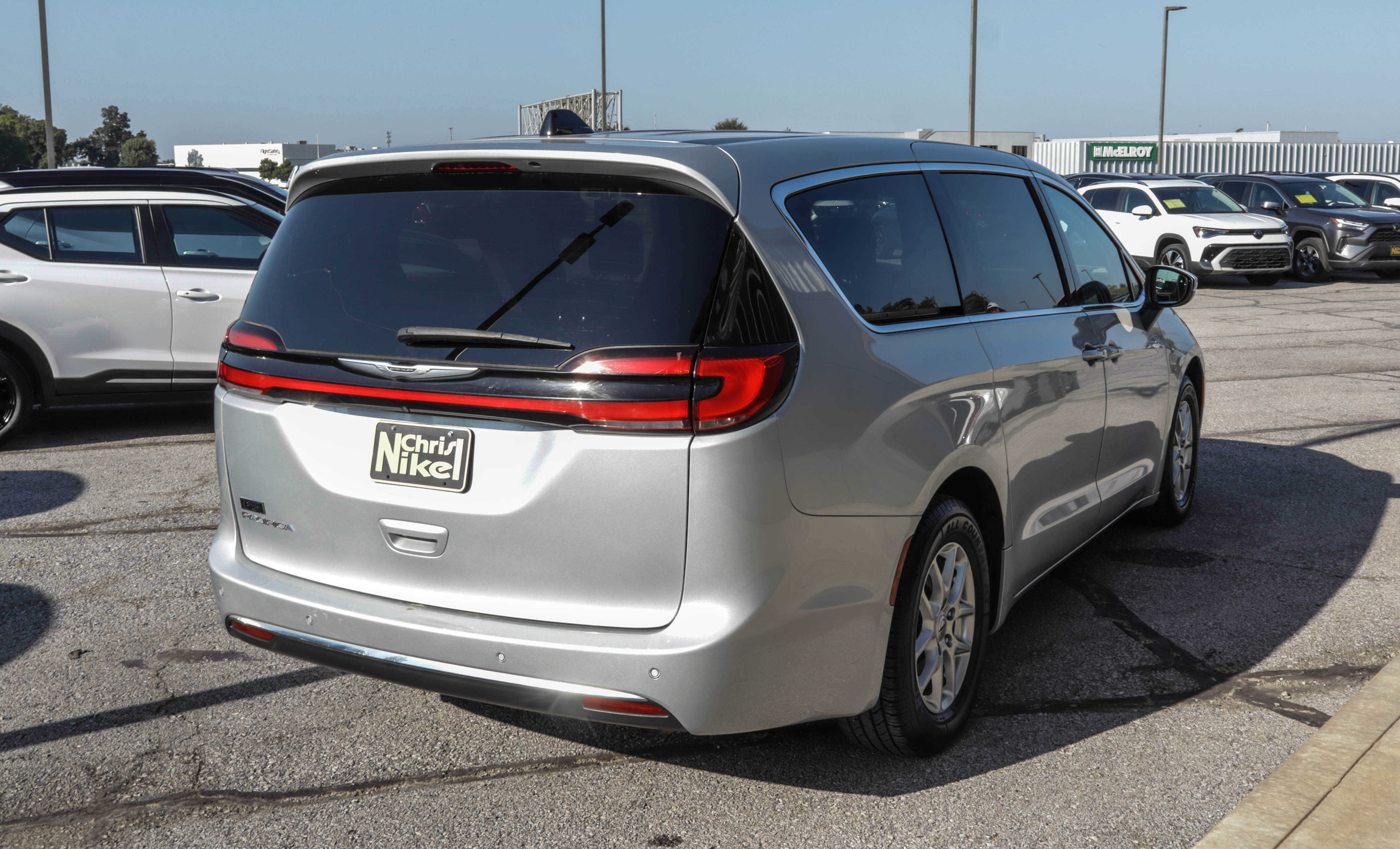 Used 2023 Chrysler Pacifica Touring-L FWD image 4