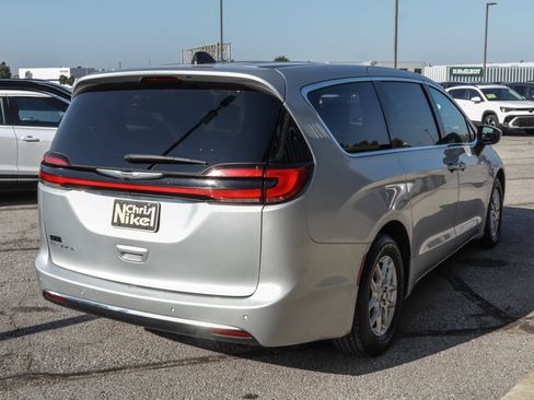 Used 2023 Chrysler Pacifica Touring-L FWD image 4
