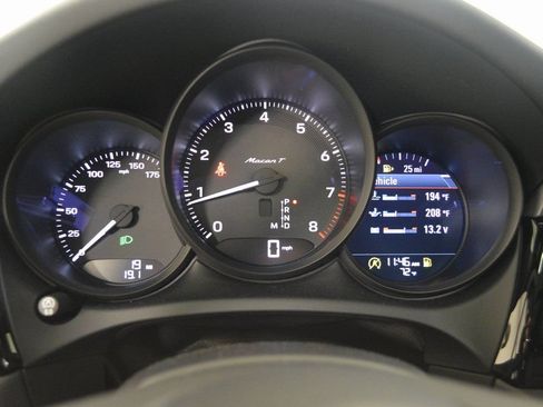 New 2026 Porsche Macan AWD/4WD image 24