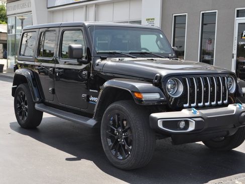 Used 2023 Jeep Wrangler Unlimited Sahara w/ Cold Weather Group AWD/4WD image 27