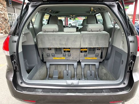 Used 2012 Toyota Sienna w/ Towing Pkg FWD image 6