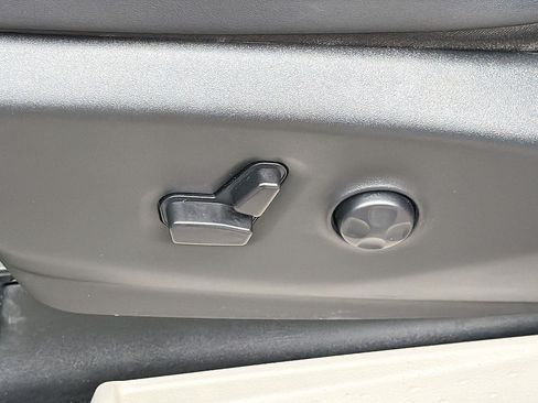 Used 2024 Chrysler Pacifica Touring-L FWD image 22