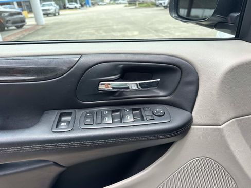 Used 2020 Dodge Grand Caravan SE w/ UConnect Hands-Free Group FWD image 19