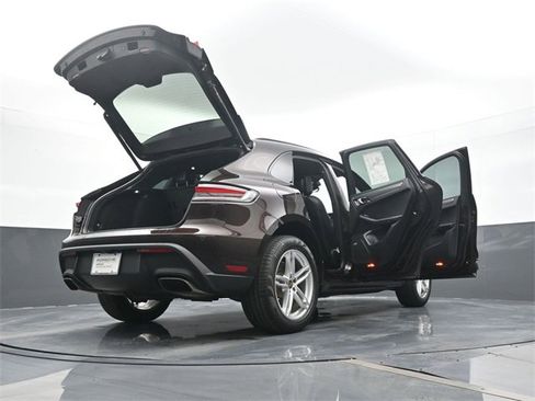 Certified 2022 Porsche Macan image 27