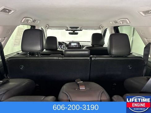 Used 2024 Nissan Pathfinder SL AWD/4WD image 12