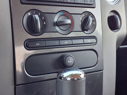 Used 2005 Ford F150 XLT image 10