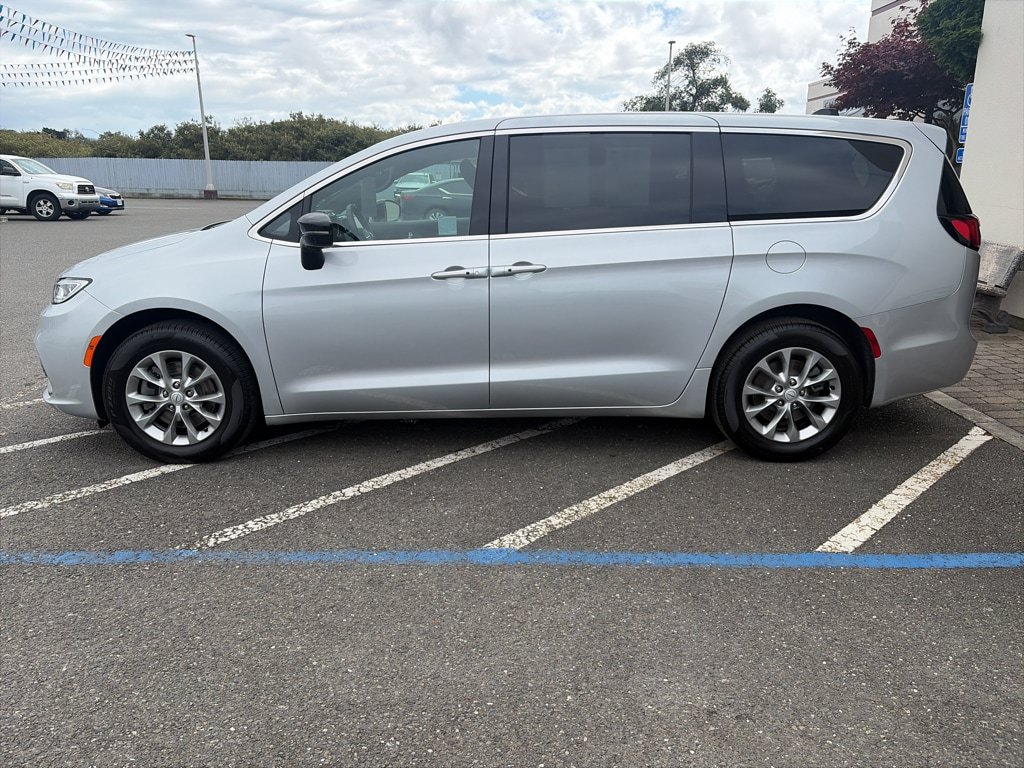 Used 2026 Chrysler Pacifica Select AWD/4WD image 3