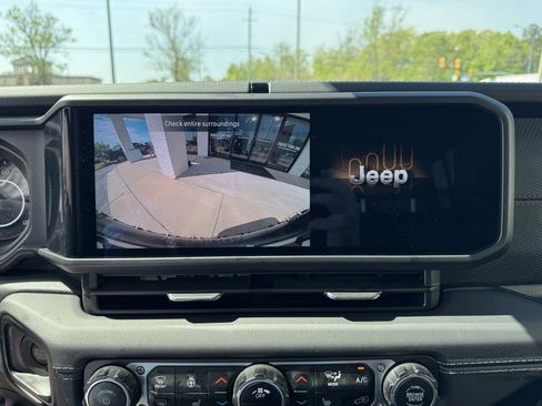Used 2025 Jeep Wrangler Unlimited Rubicon w/ Convenience Group AWD/4WD image 24