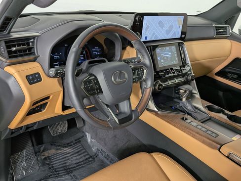 Used 2026 Lexus LX 600 4WD w/ Accessory Package (Z1) image 4