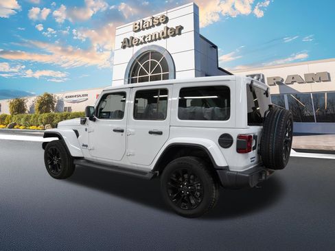 Used 2025 Jeep Wrangler Unlimited Sahara AWD/4WD image 9