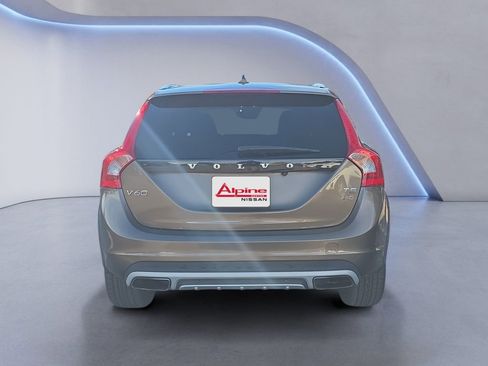 Used 2018 Volvo V60 T5 Cross Country image 4