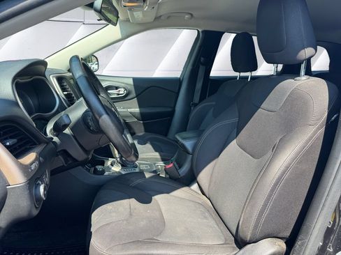 Used 2016 Jeep Cherokee Latitude w/ Cold Weather Group AWD/4WD image 7