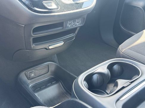 Used 2024 Chrysler Pacifica Touring FWD image 17
