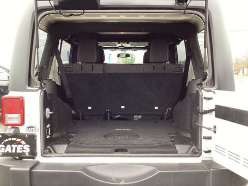 Used 2017 Jeep Wrangler Unlimited Rubicon w/ Max Tow Package image 13