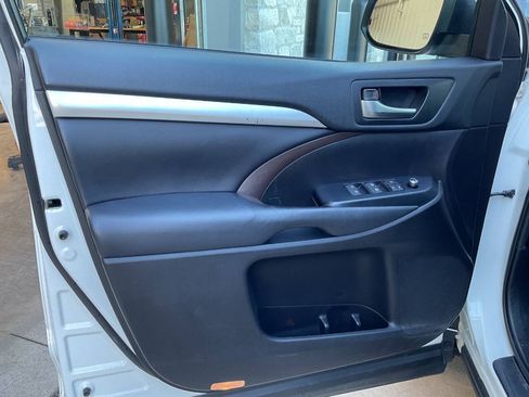 Used 2019 Toyota Highlander XLE AWD/4WD image 27