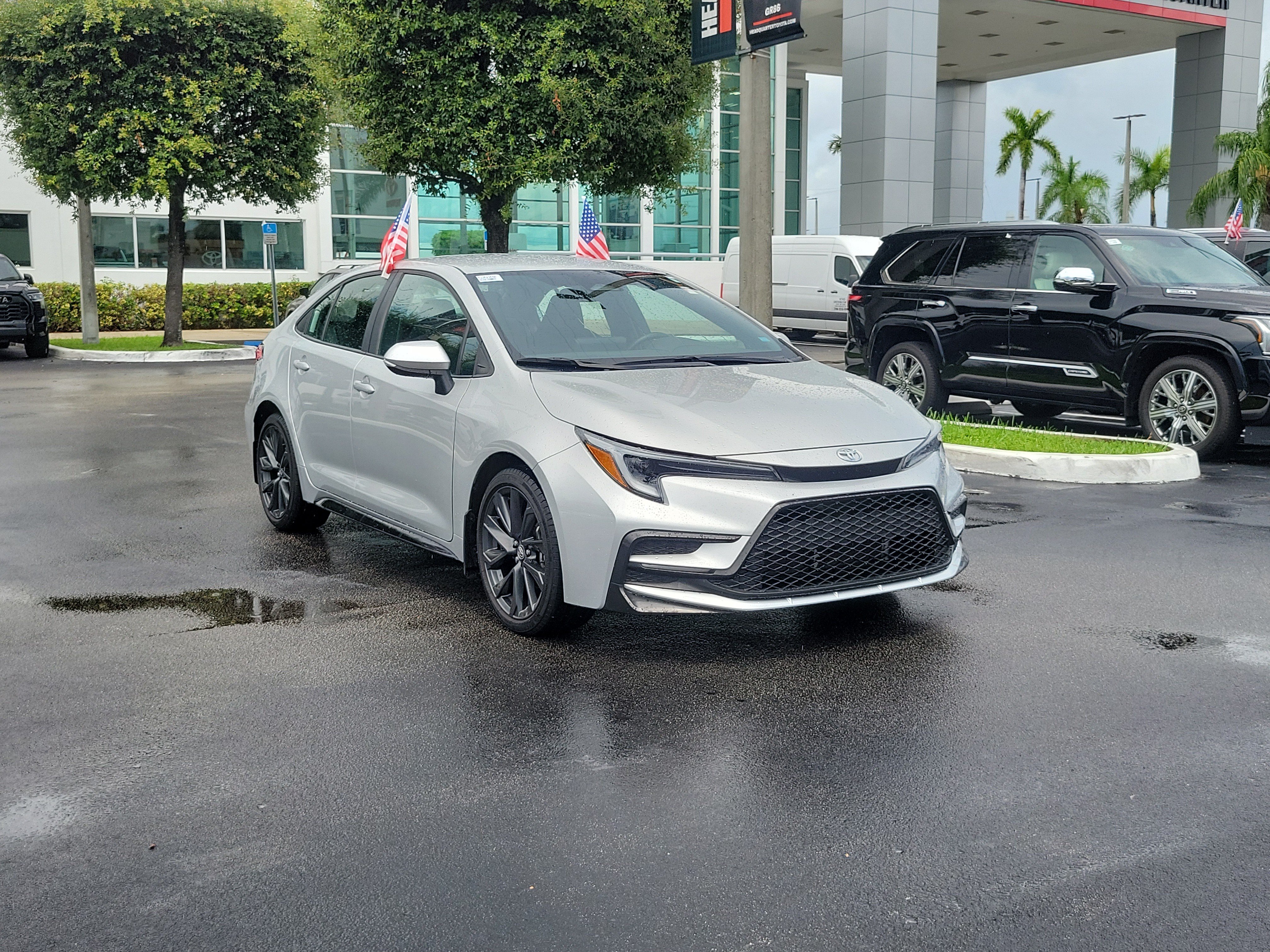 Used 2025 Toyota Corolla SE FWD image 2