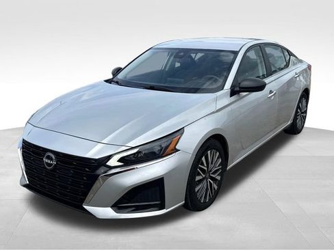 Used 2024 Nissan Altima 2.5 SV FWD image 4