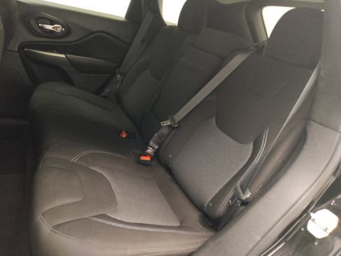 Used 2019 Jeep Cherokee Latitude w/ Popular Appearance Group image 18